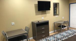 TV a/nebo společenská místnost v ubytování Deluxe Inn & Suites - Baytown