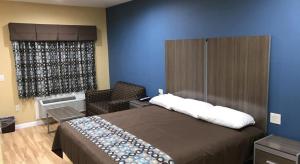 Postel nebo postele na pokoji v ubytování Deluxe Inn & Suites - Baytown