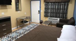 Kuchyň nebo kuchyňský kout v ubytování Deluxe Inn & Suites - Baytown