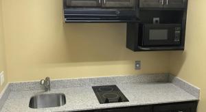 Kuchyň nebo kuchyňský kout v ubytování Deluxe Inn & Suites - Baytown