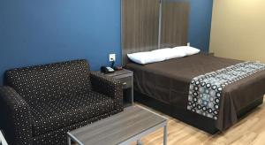 Postel nebo postele na pokoji v ubytování Deluxe Inn & Suites - Baytown