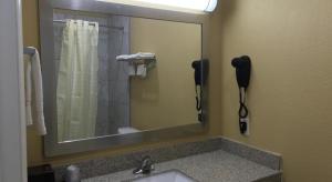 Koupelna v ubytování Deluxe Inn & Suites - Baytown