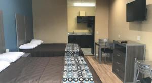 Kuchyň nebo kuchyňský kout v ubytování Deluxe Inn & Suites - Baytown