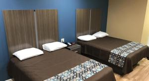 Postel nebo postele na pokoji v ubytování Deluxe Inn & Suites - Baytown