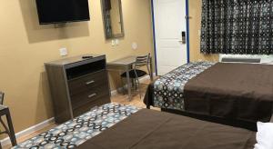 Postel nebo postele na pokoji v ubytování Deluxe Inn & Suites - Baytown