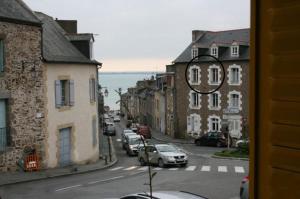 Blick auf eine Stadtstraße mit Autos auf der Straße in der Unterkunft T3 Calme et Lumineux entre mer et centre bourg in Cancale