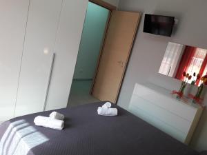 2 asciugamani posti su un letto in una camera da letto di Appartamento "Le Vele" a Castellammare del Golfo