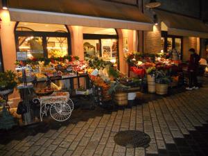 ein Laden voller Obst und Gemüse in der Unterkunft Caterina Residenza in Ravenna