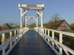un puente con una señal encima en Ferienwohnung Rudis Obstgarten, en Jork