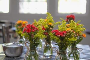 a table with several vases filled with flowers on it at Hotel Princeton in Piracicaba