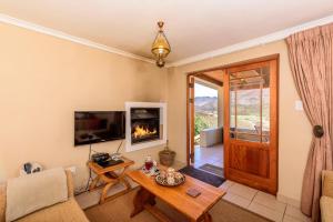 Μια τηλεόραση ή/και κέντρο ψυχαγωγίας στο Bon Accord Farm Cottages