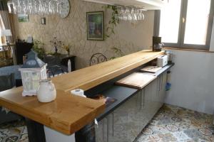 a counter in a kitchen with a wooden counter top at Le Relais de Montigny in Montigny-le-Gannelon