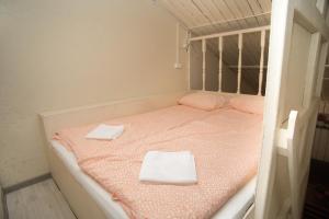 ヴィボルグにあるАпарт-коттедж White Rose-mini с зоной барбекю Выборг на природеの白い二段ベッド(白いタオル2枚付)