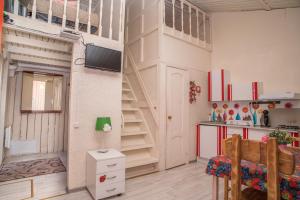 ヴィボルグにあるАпарт-коттедж White Rose-mini с зоной барбекю Выборг на природеのロフトベッドと階段が備わる客室です。