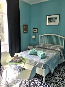 1 dormitorio con 1 cama con mesa y sillas en B&B Villa Italia, en Salerno