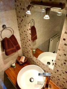 a bathroom with a sink and a mirror at Apokas Country House in Zoopiyi