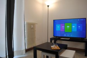 Televízia a/alebo spoločenská miestnosť v ubytovaní BNBOOK - Galbiati Flat