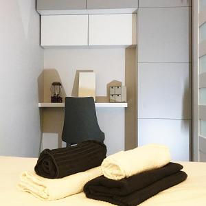 トルンにあるPure Apartmentの黒い椅子