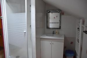 a white bathroom with a sink and a mirror at Maison dans le vignoble de Bordeaux-Blaye-Bourg-CNPE in Saint-Trojan +19 photos