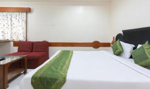 Postel nebo postele na pokoji v ubytování Treebo Omni Palace
