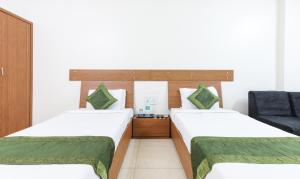 Postel nebo postele na pokoji v ubytování Treebo Omni Palace