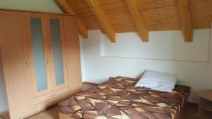 トレボンにあるU Řeky Lužniceのベッドルーム1室(ベッド1台付)、木製キャビネットが備わります。