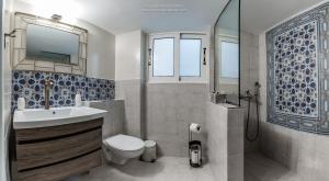 e bagno con servizi igienici, lavandino e doccia. di Celestia Corfu a Città di Corfù
