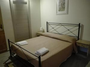 ein Schlafzimmer mit einem Bett mit zwei Handtüchern darauf in der Unterkunft 3 A b&b in Catania