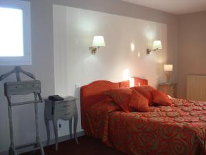 Postel nebo postele na pokoji v ubytování Hôtel Le Gue Du Holme