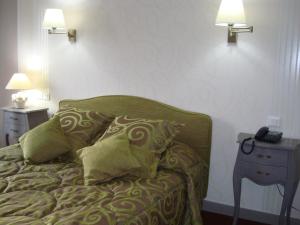 Postel nebo postele na pokoji v ubytování Hôtel Le Gue Du Holme