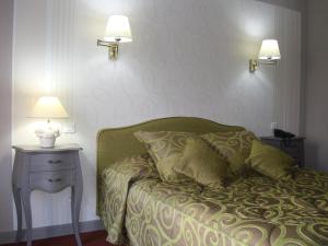 Postel nebo postele na pokoji v ubytování Hôtel Le Gue Du Holme