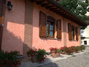 MacchieにあるResidenza Zona Francaの花の前のピンクの家