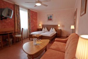 Un pat sau paturi într-o cameră la Hotel Restaurant Itzlinger Hof