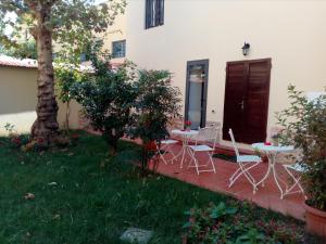 patio z krzesłami i stołem na dziedzińcu w obiekcie L'Acchiappasogni we Florencji