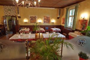 ザルツブルクにあるHotel Restaurant Itzlinger Hofのテーブルと植物のあるお部屋