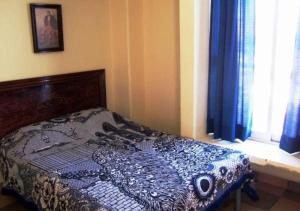 a bed sitting in a bedroom with a window at Hotel Don Pedro Centro in Villa de Tamazulapan