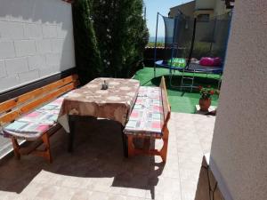 einen Tisch und zwei Stühle auf einer Terrasse in der Unterkunft Villa Kalina in Sweti Wlas