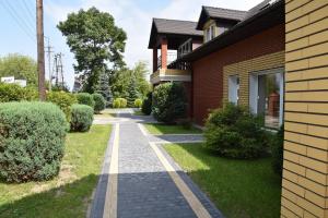 a walkway in front of a house at Dom Weselny Jagiełło in Dobrzelin