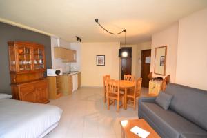 Kuchyň nebo kuchyňský kout v ubytování Apartamentos Turisticos Poblado