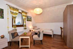 una habitación con dos camas y una mesa y sillas en Villa Zoja High Tatras, en Stará Lesná