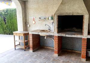 セグル・デ・カラフェルにあるVilla Vistaのレンガの壁にシンク付きのキッチン