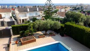 Uma vista da piscina em Villa Vista ou nos arredores