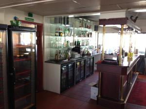 Lounge nebo bar v ubytování Sørreisa Hotell