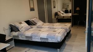 מיטה או מיטות בחדר ב-Chambre spacieuse, moderne et très confortable à Perros-Guirec