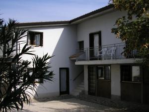 Casa blanca con escalera y balcón en Appartamenti Calicante, en Bardolino