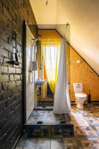 カリーニングラードにあるUnited Colors Homeのバスルーム(シャワー、トイレ付)
