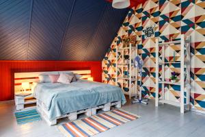 カリーニングラードにあるUnited Colors Homeのカラフルな壁のベッドルーム1室(ベッド1台付)