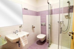 Kúpeľňa v ubytovaní Rodinný wellness hotel U Langrů