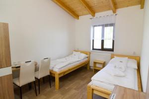 Posteľ alebo postele v izbe v ubytovaní Rodinný wellness hotel U Langrů