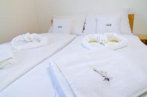 Posteľ alebo postele v izbe v ubytovaní Rodinný wellness hotel U Langrů